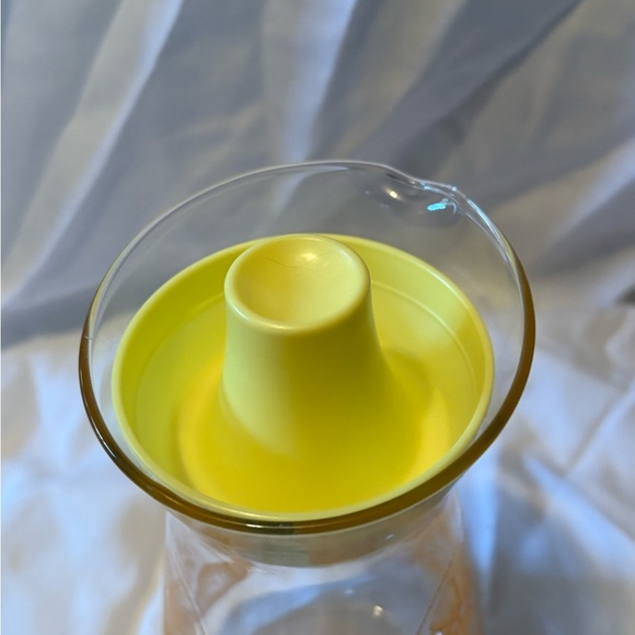 Vintage Pyrex Citrus Print Glass Carafe with Yellow Lid - Picture 6 of 8